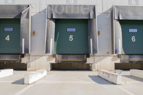 Промышленные секционные ворота широко используются на логистических центрах, мойках, СТО. Усиленная конструкция и повышенный эксплуатационный ресурс пружин обеспечивают надёжность и долговечность конструкции.